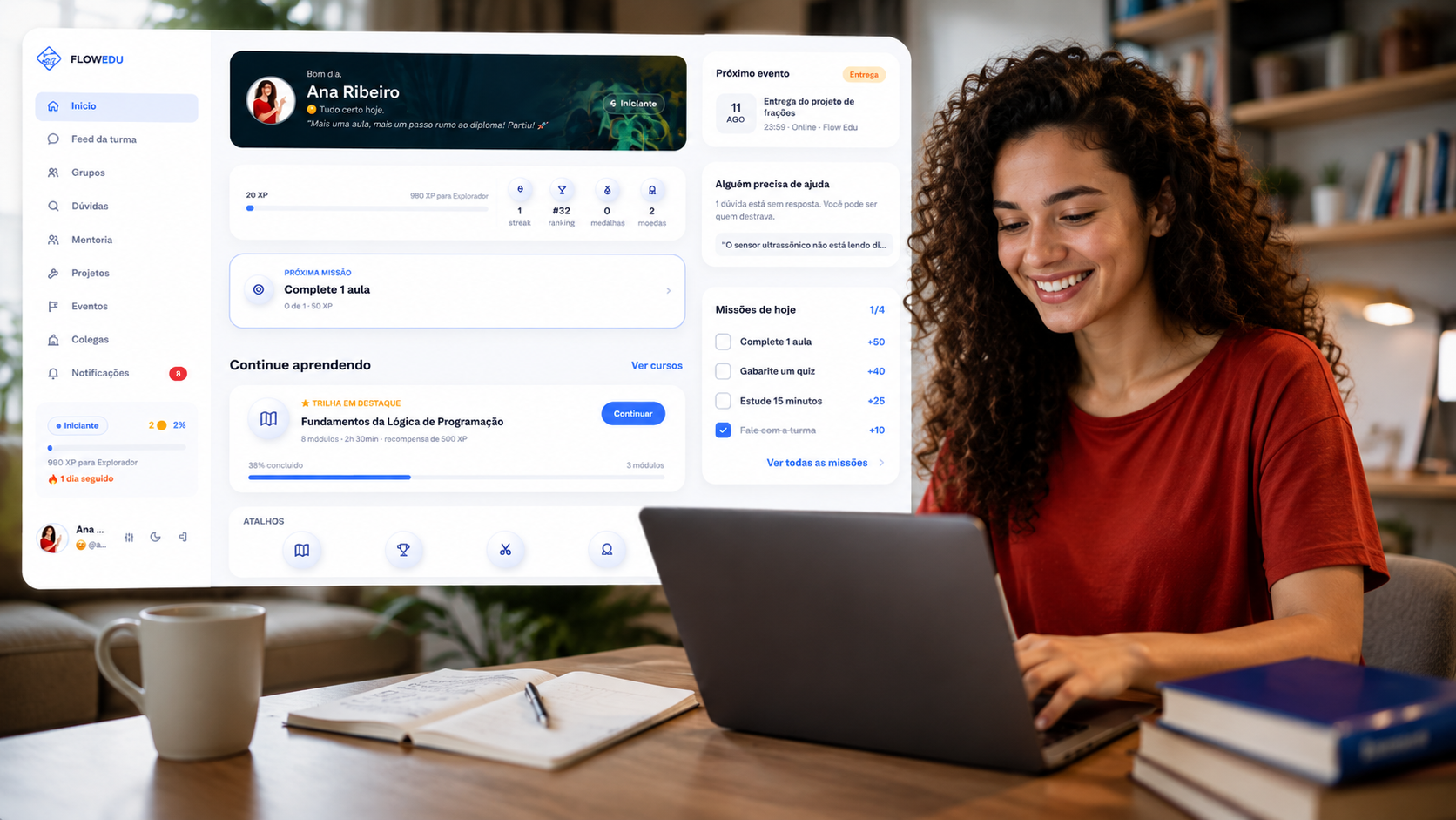 Aluna sorrindo enquanto estuda com a plataforma FlowEDU